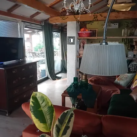 Habitación en casa particular Rose 40m2 With Terrace 25m2 , Outdoor Cooking In Greeny Area For 4 Person Liubliana
